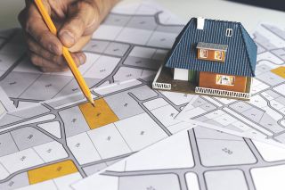 Foto: Bleistift zeigt Katasterplan